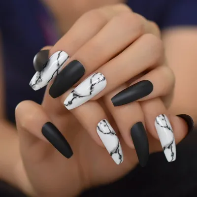 Дизайн ногтей чёрный с белым (55 фото)