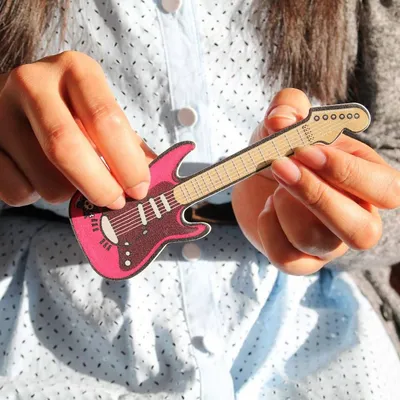 Я играю на гитаре, а ногти остригла, пальцам непривычно, да и звук не  очень, что делать? Подскажите.» — Яндекс Кью