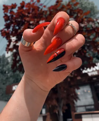 красивый модный красный и черный маникюр для ногтей на текстурированном  фоне Стоковое Фото - изображение насчитывающей красно, девушка: 214045280