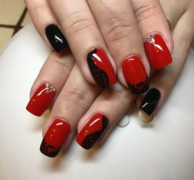 Длинные Красные Ногти Рисунком Черных Перьев Женской Руке Закрыть стоковое  фото ©marigo 175381410