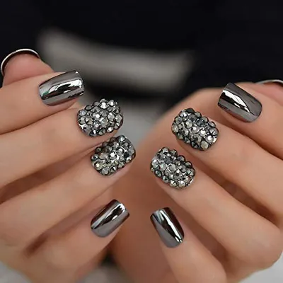 Glazed Donut Manicures have Been Rebranded as Chrome Nails