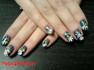 Нежно-голубой дизайн ногтей миндалевидной формы с растительными рисунками