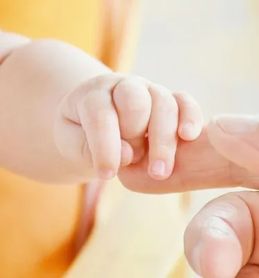 Длинные ногти детей неопрятные шелушась с крупным планом заусенцев.  Стоковое Фото - изображение насчитывающей гигиена, заболевание: 185559666