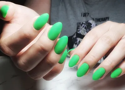 Зелёные длинные ногти с фигурками …» — создано в Шедевруме