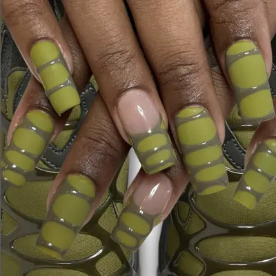 Двухцветный оранжево-зеленый дизайн маникюра на коротких овальных ногтях