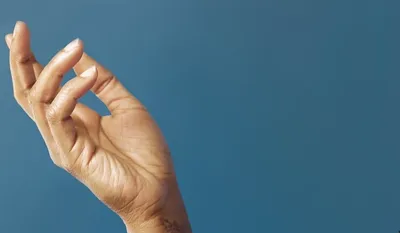 Медицинский Центр Севастополь Мед Лайн on Instagram: \"❓ПОЧЕМУ СЛОЯТСЯ И ЛОМАЮТСЯ  НОГТИ❓ ⠀ Многим женщинам знакома проблема слабых и ломких ногтей. Ногтевая  пластина обламывается по всей толщине или расслаивается, нередко в сочетании