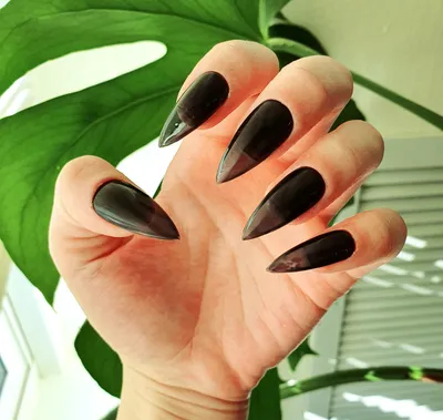 Manicure Monday - Witch Hat Nails | See the World in PINK