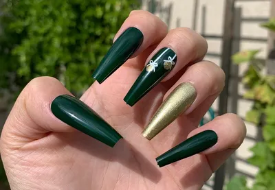 Green Nails Are the Unexpected Trend That Will Be Everywhere This Winter |  Glamour