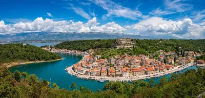 Красочная старая деревня новиград в графстве истрия хорватии с голубой  рекой и гаванью | Премиум Фото