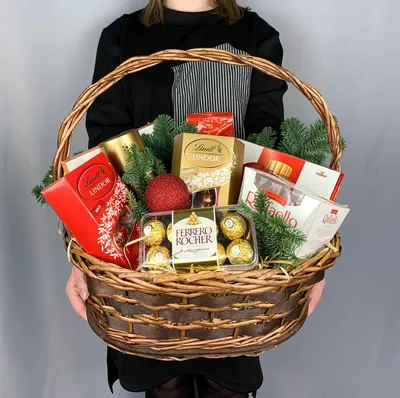 Новогодняя корзина с фруктами купить в интернет-магазине Lakres с доставкой  по Москве и МО.