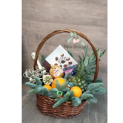 Подарочная новогодняя корзина. Оформление подарка. | Fruit basket gift,  Gift baskets, Christmas baskets
