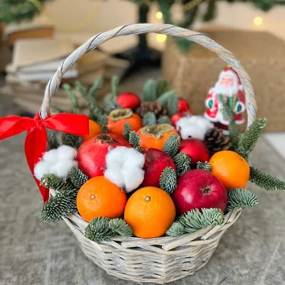 Новогодняя подарочная корзина с фруктами, шоколадом и кофе купить за 3 795  руб в СПб