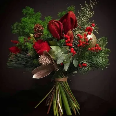 Новогодний букет из шишек и красных роз | доставка по Москве и области