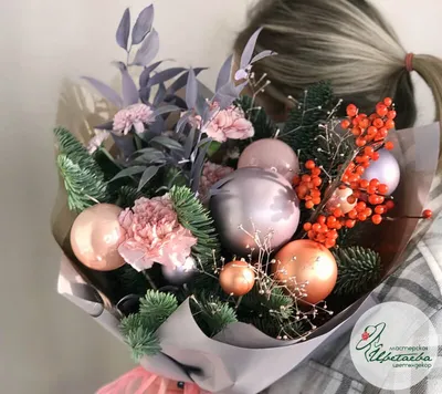 Новогодний букет из роз, хвои и хлопка купить в Москве с доставкой недорого