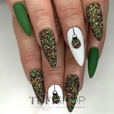 Новогодний педикюр со светоотражающим покрытием от nail-мастер Натальи✨🪩  Работы Натальи👇🏼 #milen_Наталья Стоимость SMART-педикюра… | Instagram