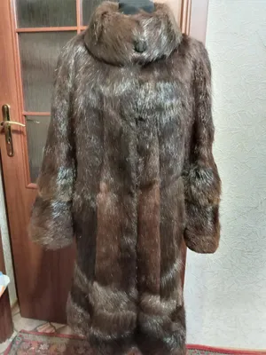 Пальто из меха нутрии с капюшоном, отделка мех чернобурка.