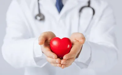 Боль в сердце человека хватая область сердца с его за руку, страдающих от  боли в груди, сердечного приступа или болезненные судоро Стоковое  Изображение - изображение насчитывающей сердце, человек: 211824555