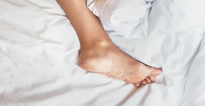 Кабинет лечебного педикюра - Сухая кожа на ступнях ног ✓ Основные причины  Причины сухой кожи ног достаточно разнообразны и бывают связаны с  различными факторами. Это: 1. Нарушение кровотока, недостаточное  функционирование сальных и