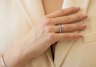 Советы по ношению обручального и помолвочного кольца на одном пальце