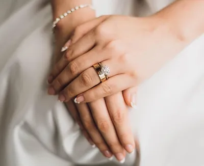 Помолвочное и обручальное: почему некоторые женщины носят эти кольца на одном  пальце - Рамблер/женский