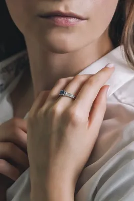 Как правильно носить обручальные и помолвочные кольца: можно ли носить на одном  пальце