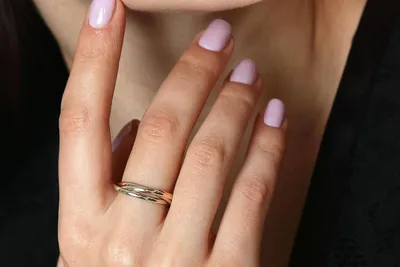 Обручальные кольца от ювелирной студии Amore - Почему на этом свадебном  фото три свадебных кольца, а не два, как думаете? А все потому, что сейчас  принято носить обручальное и помолвочное кольцо на