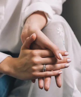 Обручальное кольцо вместе с помолвочным фото фото