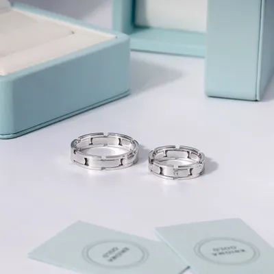 Классические обручальные кольца из белого золота с бриллиантами в женском  кольце на заказ