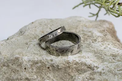 Как носить обручальные кольца: можно ли снимать или носить вместе с другим  кольцом
