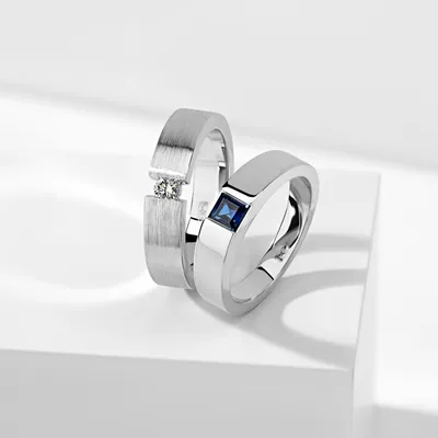 Свадебные кольца классической формы с камнями по заказу