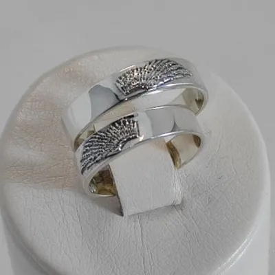 Серебряные парные кольца с гравировкой на внутренней стороне в  интернет-магазине Ярмарка Мастеров по цене 2750 ₽ – L5Y7WRU | Обручальные  кольца, Санкт-Петербург… | Кольцо с гравировкой, Кольца, Помолвки
