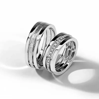 Как носить помолвочные и обручальные кольца?