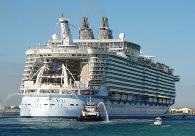 Labadee, Гаити, 4 Мая Royal Caribbean, Оазис Морей Стоянке В Labadee, Гаити  4 Мая 2011 Года Второй По Величине Пассажирский Корабль Когда-либо  Построенных За Систершип Очарование Морей Фотография, картинки, изображения  и сток-фотография