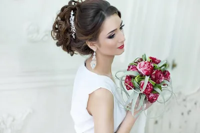 Свадебные прически 2023: 6 самых красивых укладок для невест | theGirl