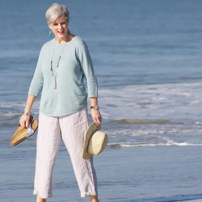 На море после 50: как собрать идеальный гардероб — на пляж, на прогулку, в  ресторан
