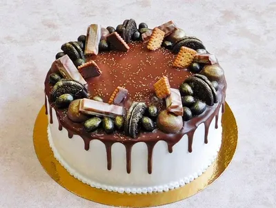 Торт для мужчины с покрытием велюр черного цвета и шоколадными шарами