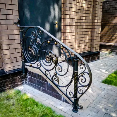 Черные кованые перила для лестницы на крыльцо, ограждение на крыльцо для  частного дома купить в Москве, характеристики, фото и цены