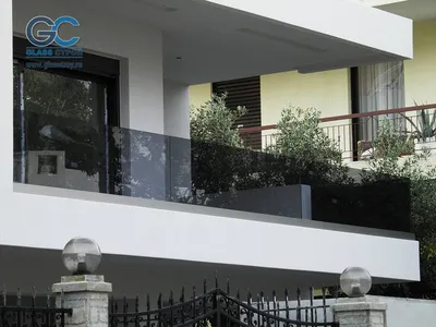 Стеклянное ограждение балкона: цена и характеристики