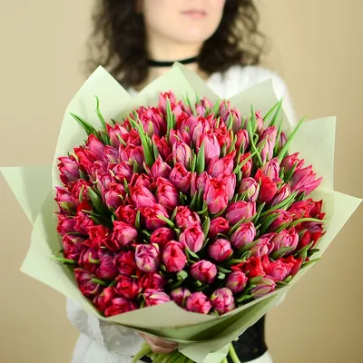 Купить букет из 21 розового и фиолетового тюльпана по доступной цене с  доставкой в Москве и области в интернет-магазине Город Букетов