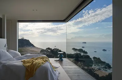 Открытое окно с красивым видом на море Стоковое Фото - изображение  насчитывающей курорт, греция: 55753376