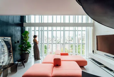 Дизайн гостиной с большим окном: 10 решений