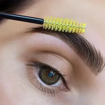 Широкие брови из \"ниточек\" это реально. Всё дело в волосковой технике  макияжа. Инструкция от мастера-бровиста | БЛОГ БРОВИСТА | Дзен