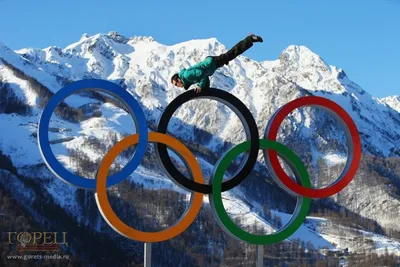 НИКОПОЛ, УКРАИНА - 9 НОЯБРЯ 2019 ГОДА: Олимпийские кольца на фоне голубого  неба По сторонам кольца Олимпиады находятся Редакционное Изображение -  изображение насчитывающей известно, луч: 163401830