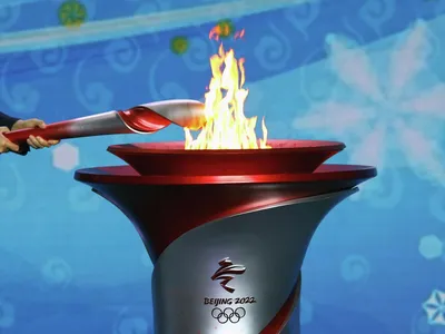 Cмотрите, как олимпийский огонь отправляется в Пекин