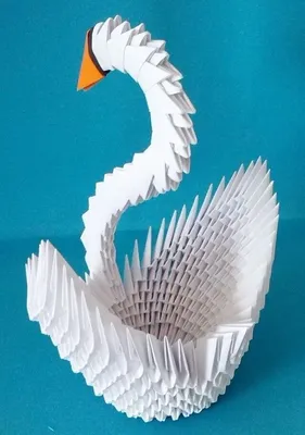 Бумажный лебедь оригами на синем фоне | Премиум Фото