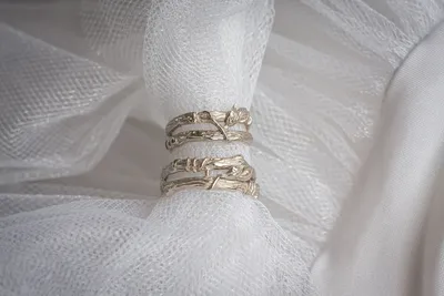 Может ли обручальное кольцо быть серебряным — бывают ли такие колечки,  приметы про обручалки из серебра