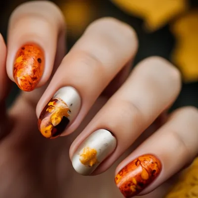 Осенний блестящий маникюр\". Как создать простой сезонный дизайн ногтей