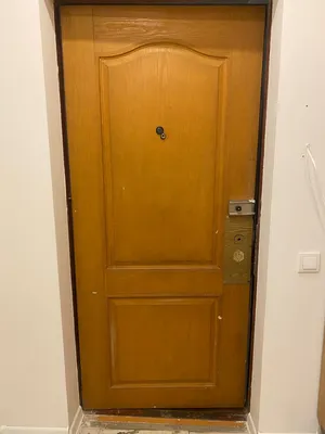 Входная дверь в квартиру с отделкой \"Бетон\" снаружи и широкоформатным  зеркалом с фацетом внутри. М-13 — доставка, монтаж