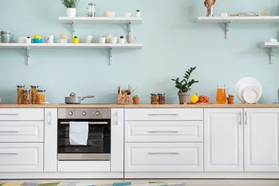 Открытые полки на кухне: как их красиво декорировать - фото