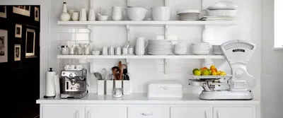Современные решения для небольших кухонь: открытые полки для тех, кто никак  не решится отказаться от навесных шкафов